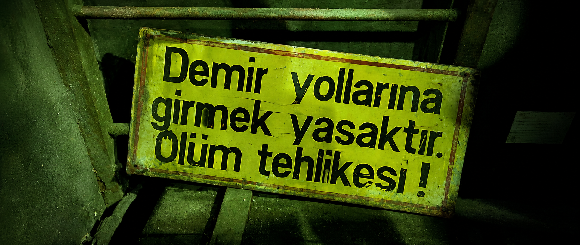 Warnschild in türkischer Sprache. Übersetzt bedeutet dies "Das Betreten der Gleise ist verboten. Lebensgefahr!"