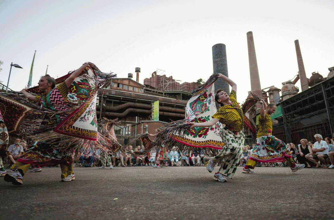 Tanzperformance von Rondes vor der historischen Völklinger Hütte.