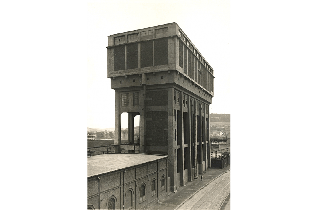 Wasserhochbehälter mit Pumpenhaus um 1930