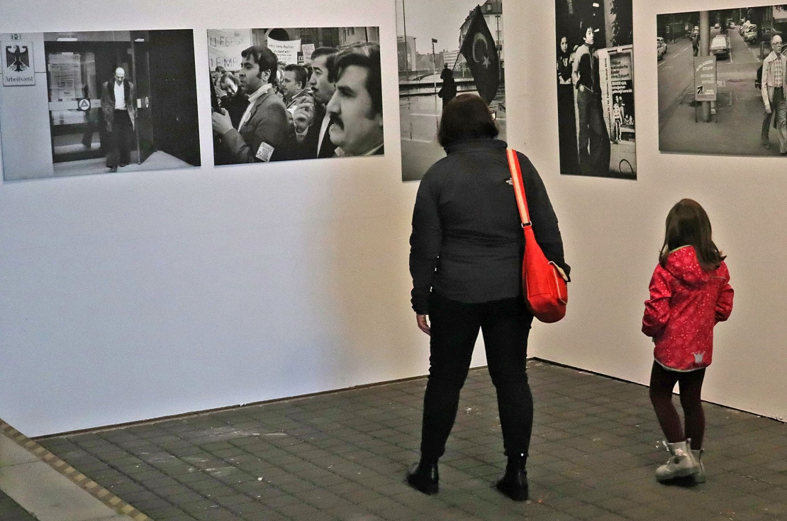 Besucherinnen beim Betrachten der Fotos vom Mehmed Ünal