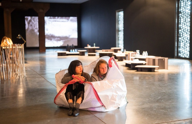 Spekulative Nomaden Pause in der Tragetasche