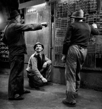 preview Arbeitsbesprechung am Hochofenabstich 25 cm Hoehe