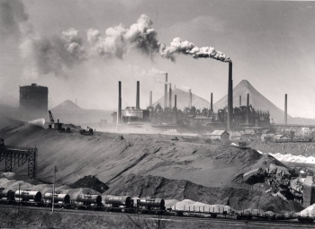 preview Voelklinger Huette mit Schlackenbergen 1956