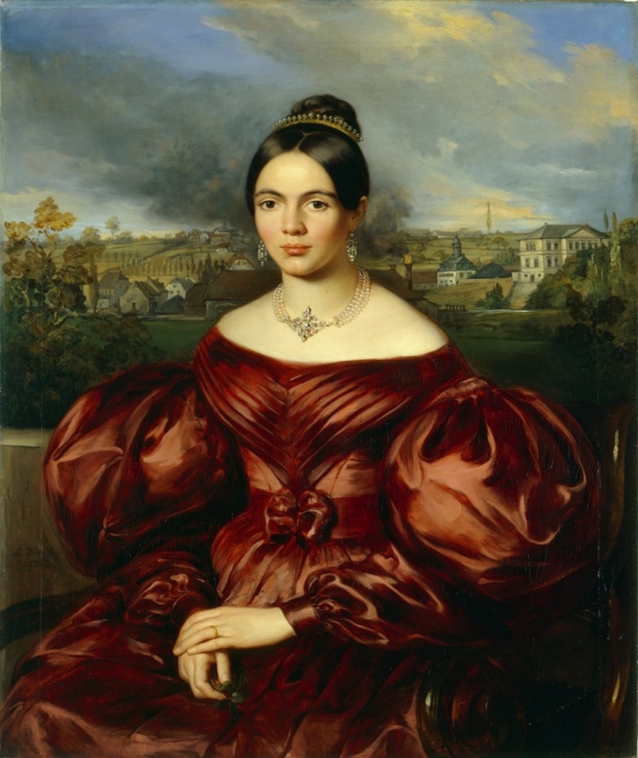 Portait von Marie Louise Stumm in einem roten Seidenkleid und einer prunkvollen Halskette. Hinter Ihr arbeitet die rauchende Schwerindustrie.