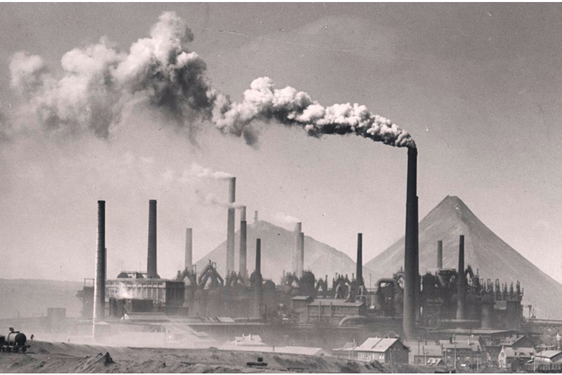 1956 Foto Ausschnitt Gesamtansicht Voelklinger Huette mit Schlackenbergen Staatliche Bildstelle fuer das Saarland