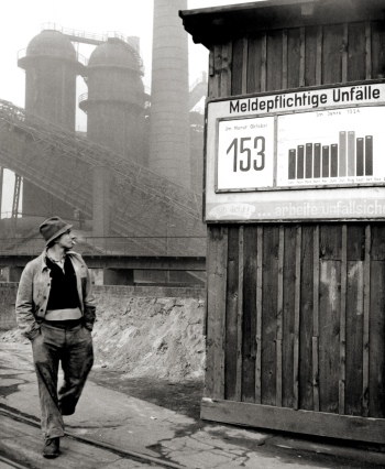 preview 1954 11 Eric Schwab Hochofenschmelzer Walter Lang vor Unfallanzeige und Erzschraegaufzug r001 005