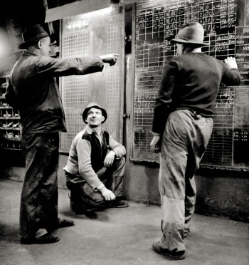 preview 1954 11 Eric Schwab Daten auf Anzeigetafel zum Ueberblick ueber den Produktionsverlauf am Hochofen Saarstahl HO 013 25cm Hoehe