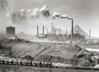 preview 1956 Foto Gesamtansicht Voelklinger Huette mit Schlackenbergen Staatliche Bildstelle fuer das Saarland